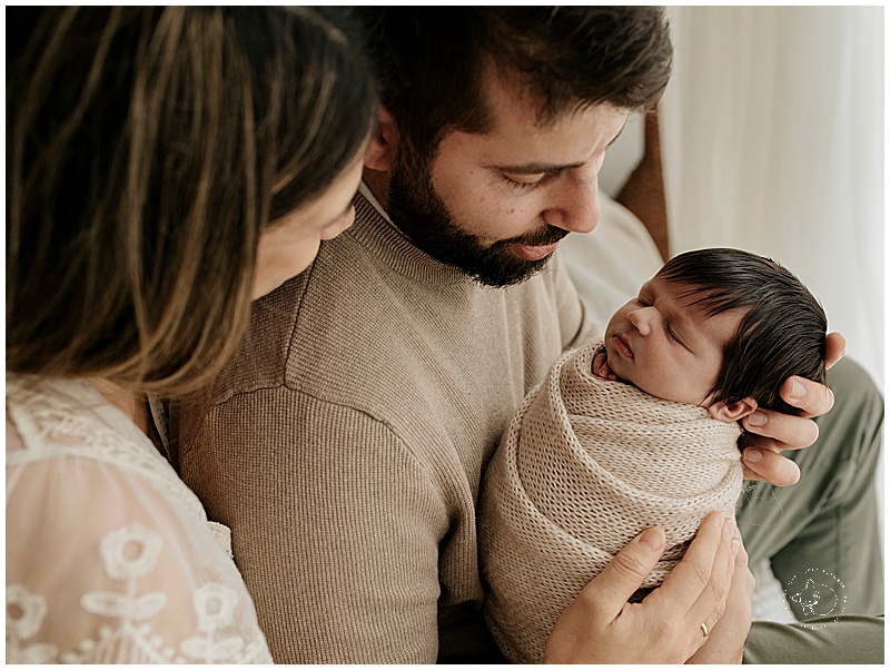 Bebé recién nacido en su sesión de fotos con sus papás