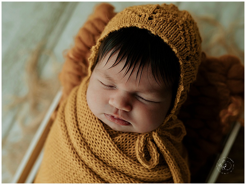 Recién nacida arropadita en su reportaje newborn
