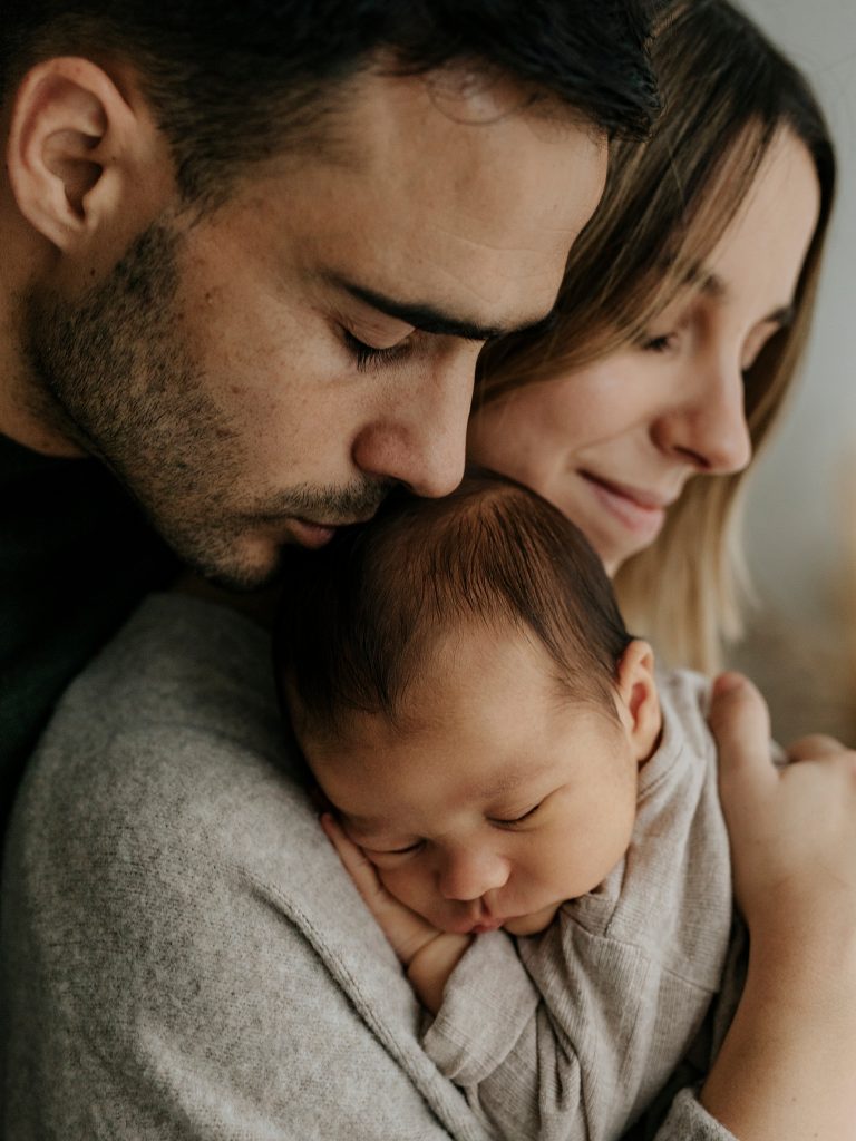 Ssión recién nacido lifestyle en estudio con luz natural