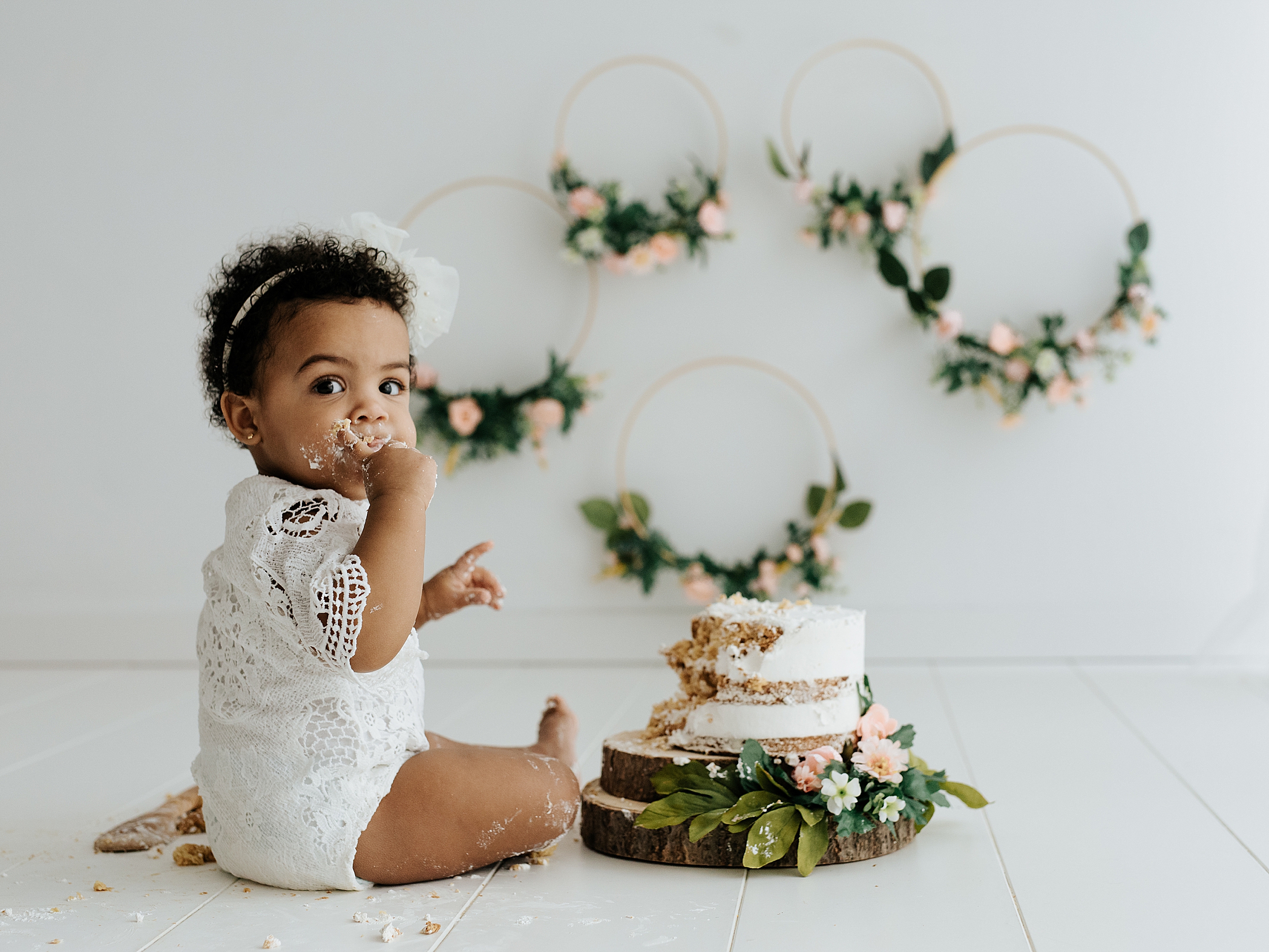 Bebé con tarta en sesión Smash Cake