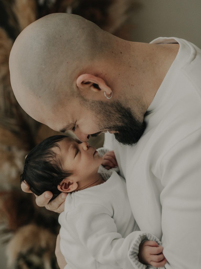 Sesión newborn con papá en estudio