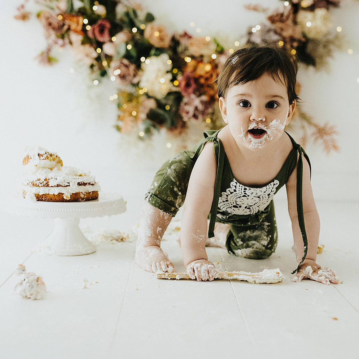 Alma celebrando su primer cumpleaños en una sesión Smash Cake