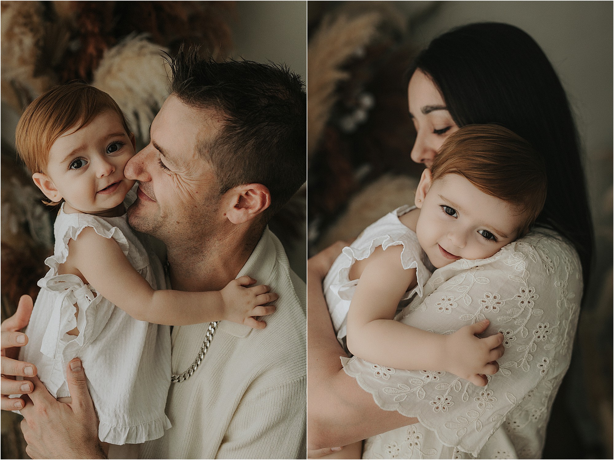 Retratos de una bebé de un año con sus padres en el estudio