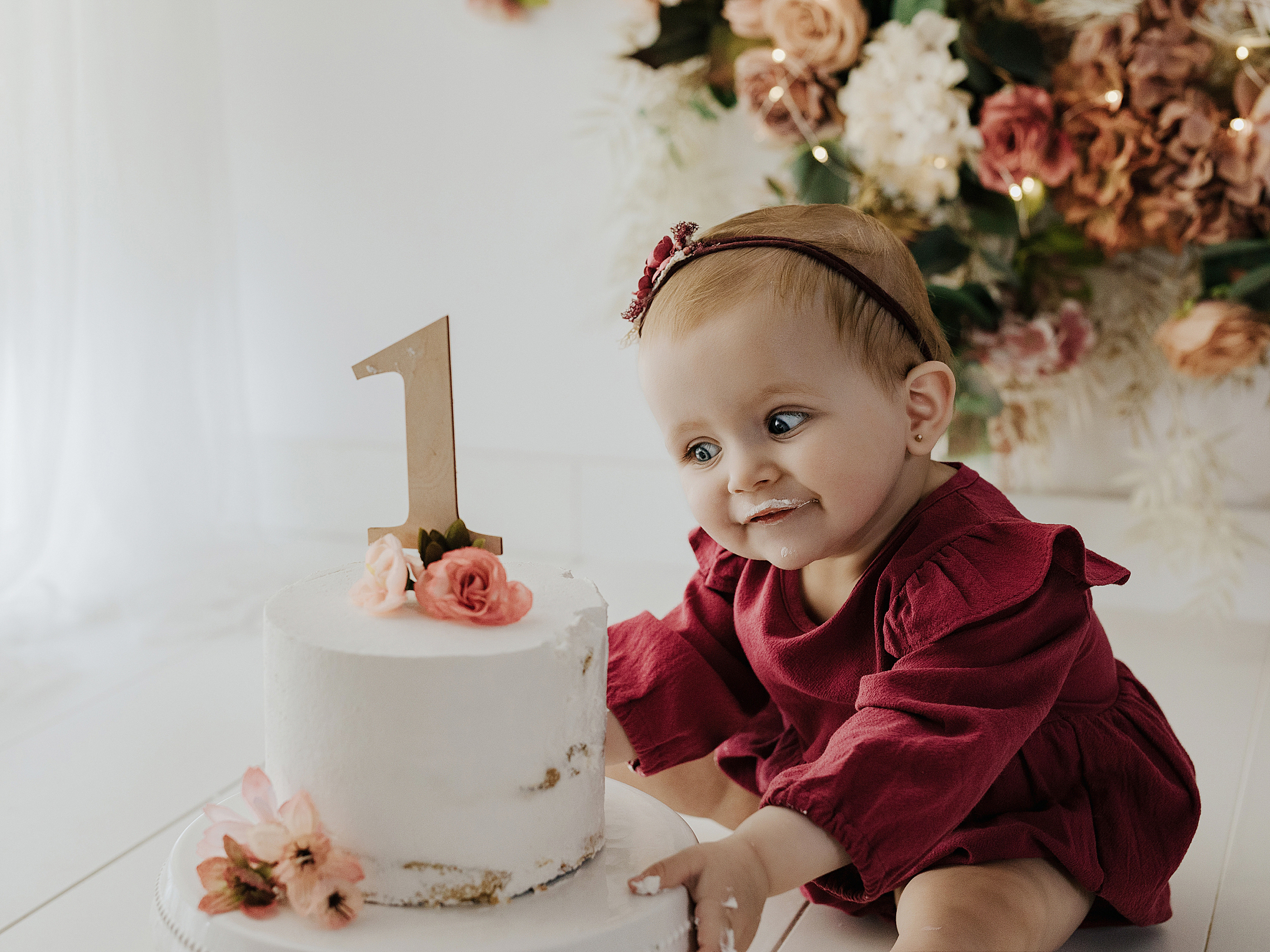Delia celebrando su primer cumpleaños en una sesión Smash Cake