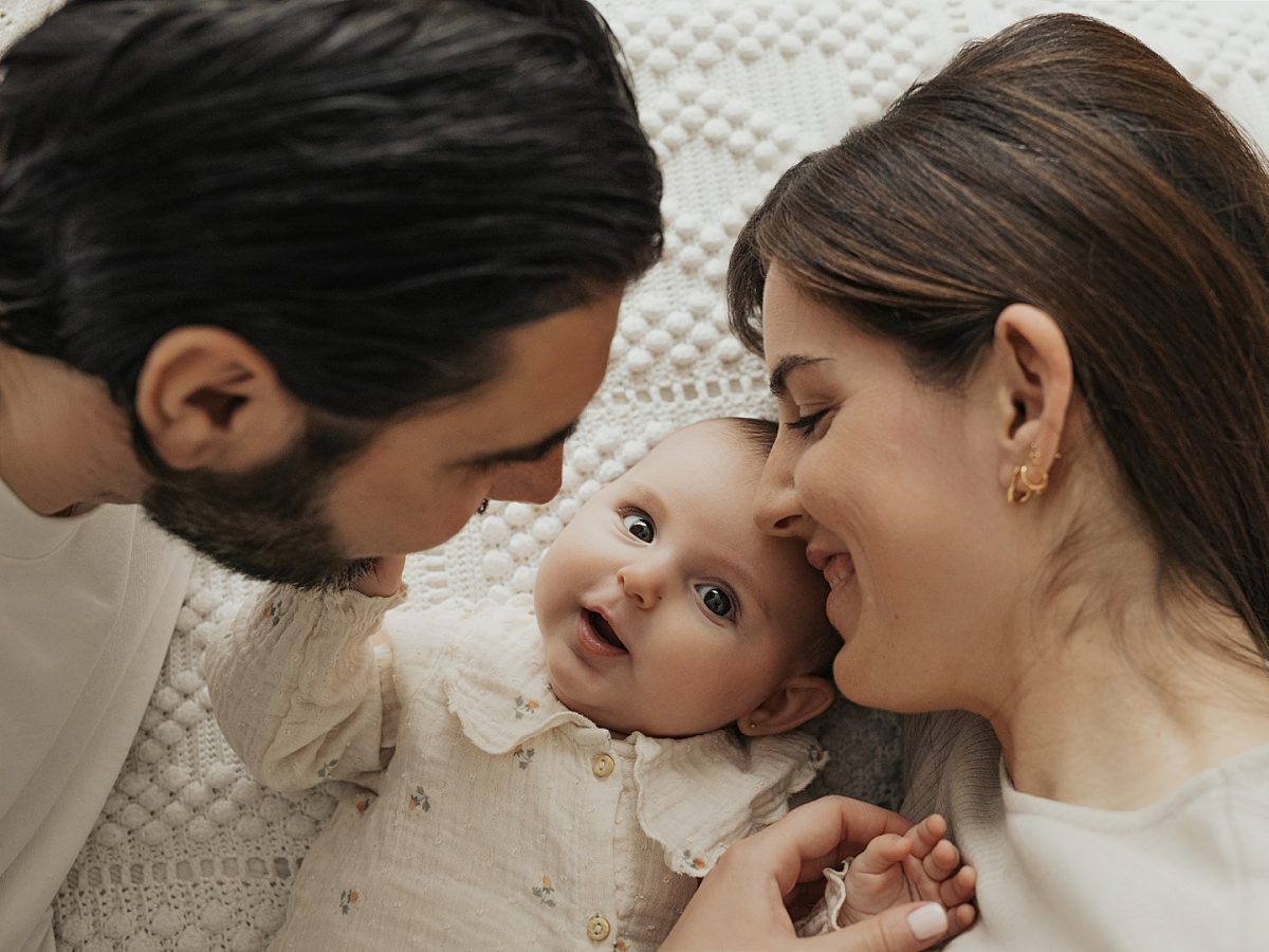 Padres e hijos durante una sesión de fotografía familiar