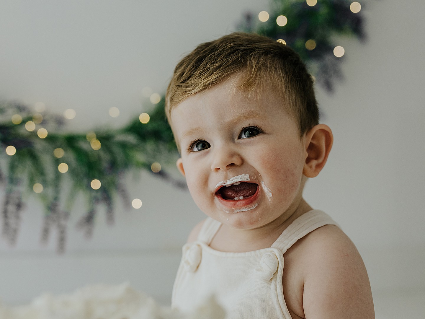Retrato de bebé junto a su tarta de cumpleaños