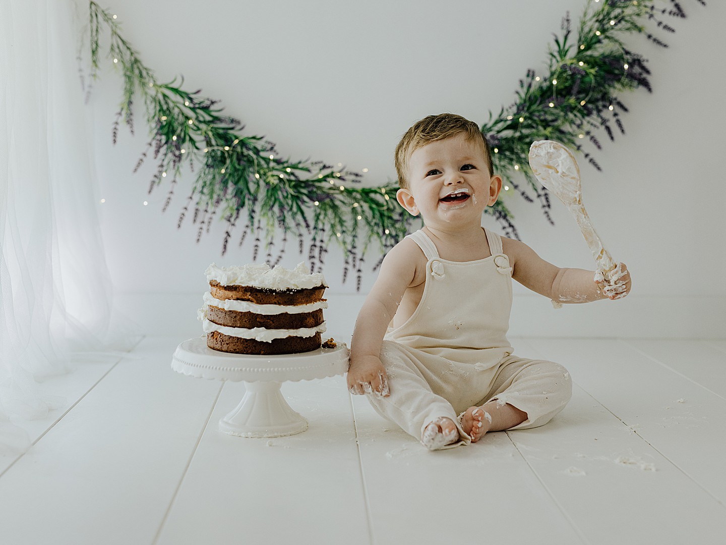 Retrato de bebé junto a su tarta de cumpleaños