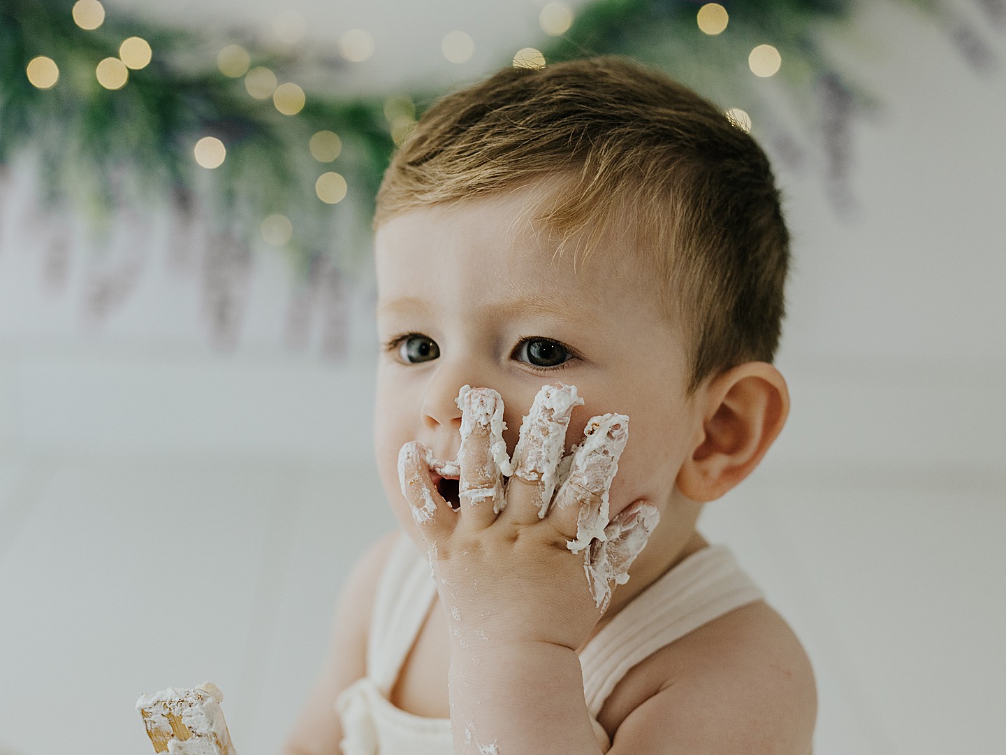 Bebé después de probar su tarta de cumpleaños