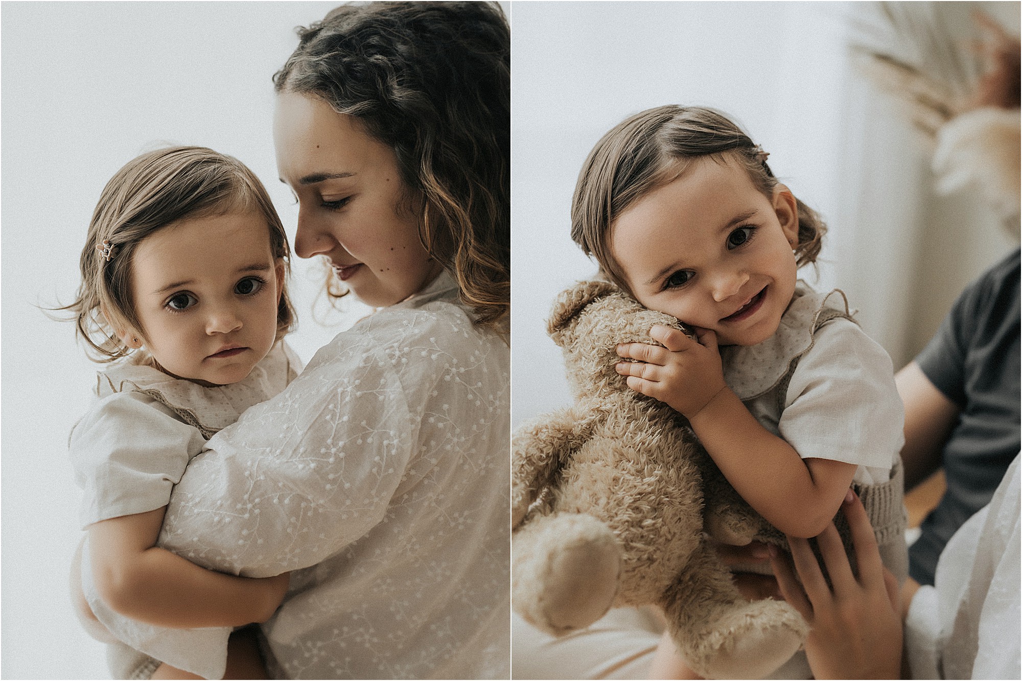 Madre y niña pequeña jugando con un osito en el estudio