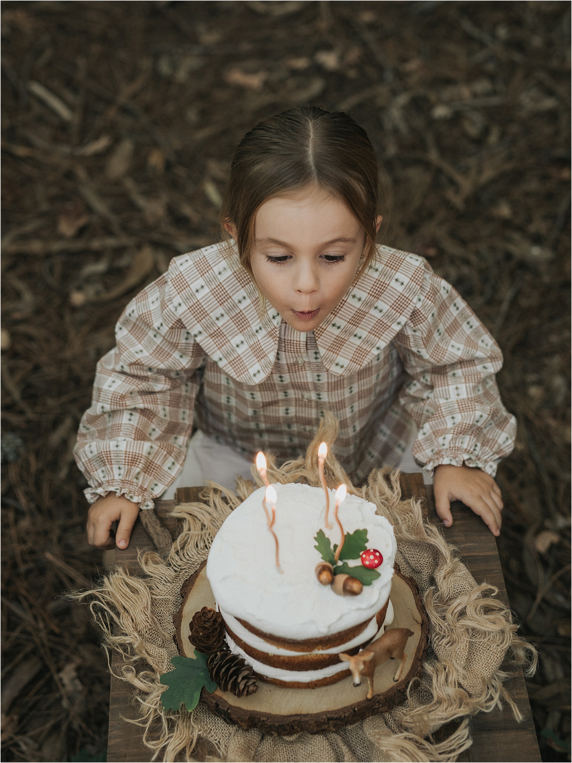Aria soplando las velas de su tarta de cumpleaños