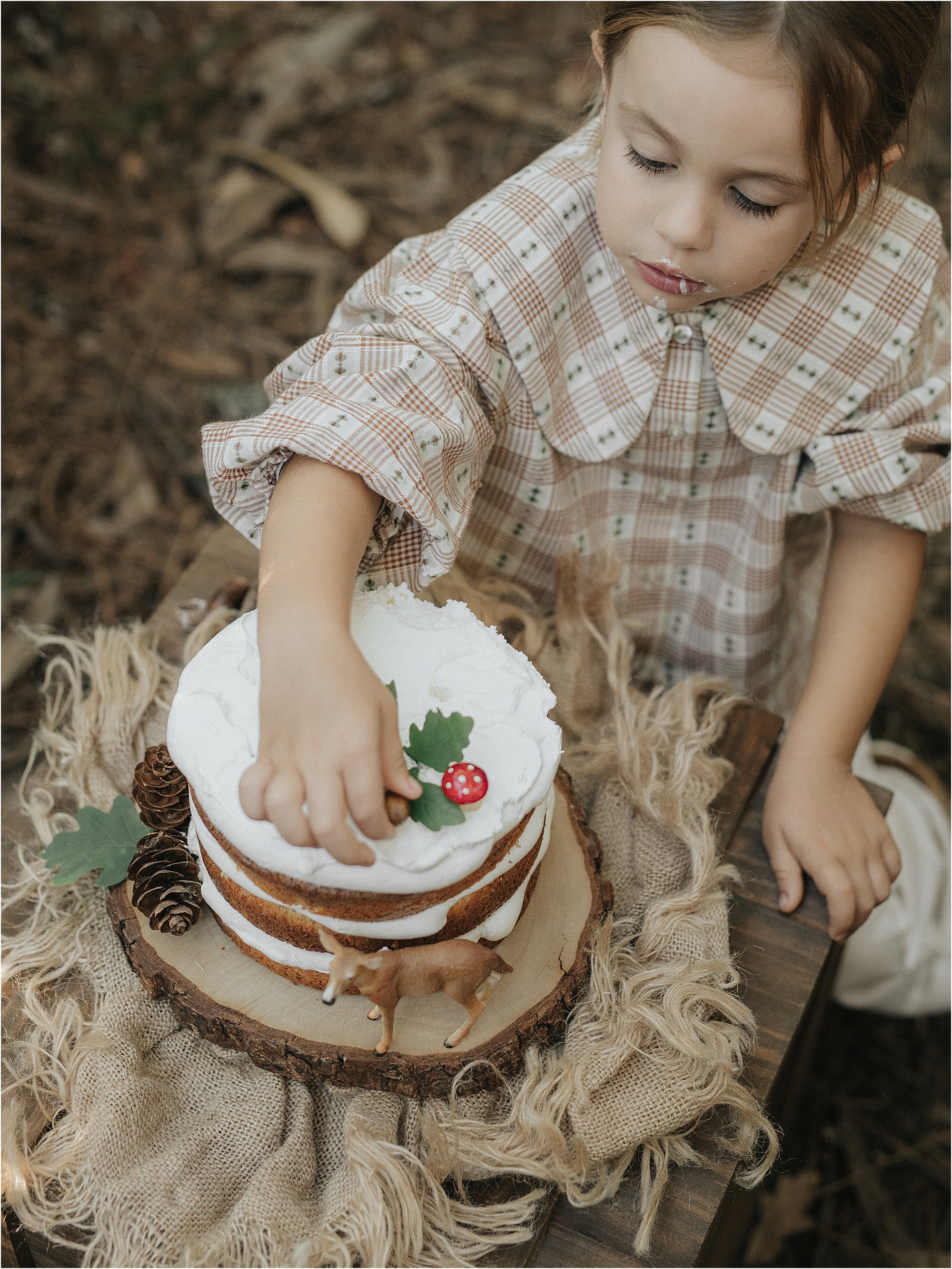 Aria probando la tarta durante su sesión smash cake a los cuatro años