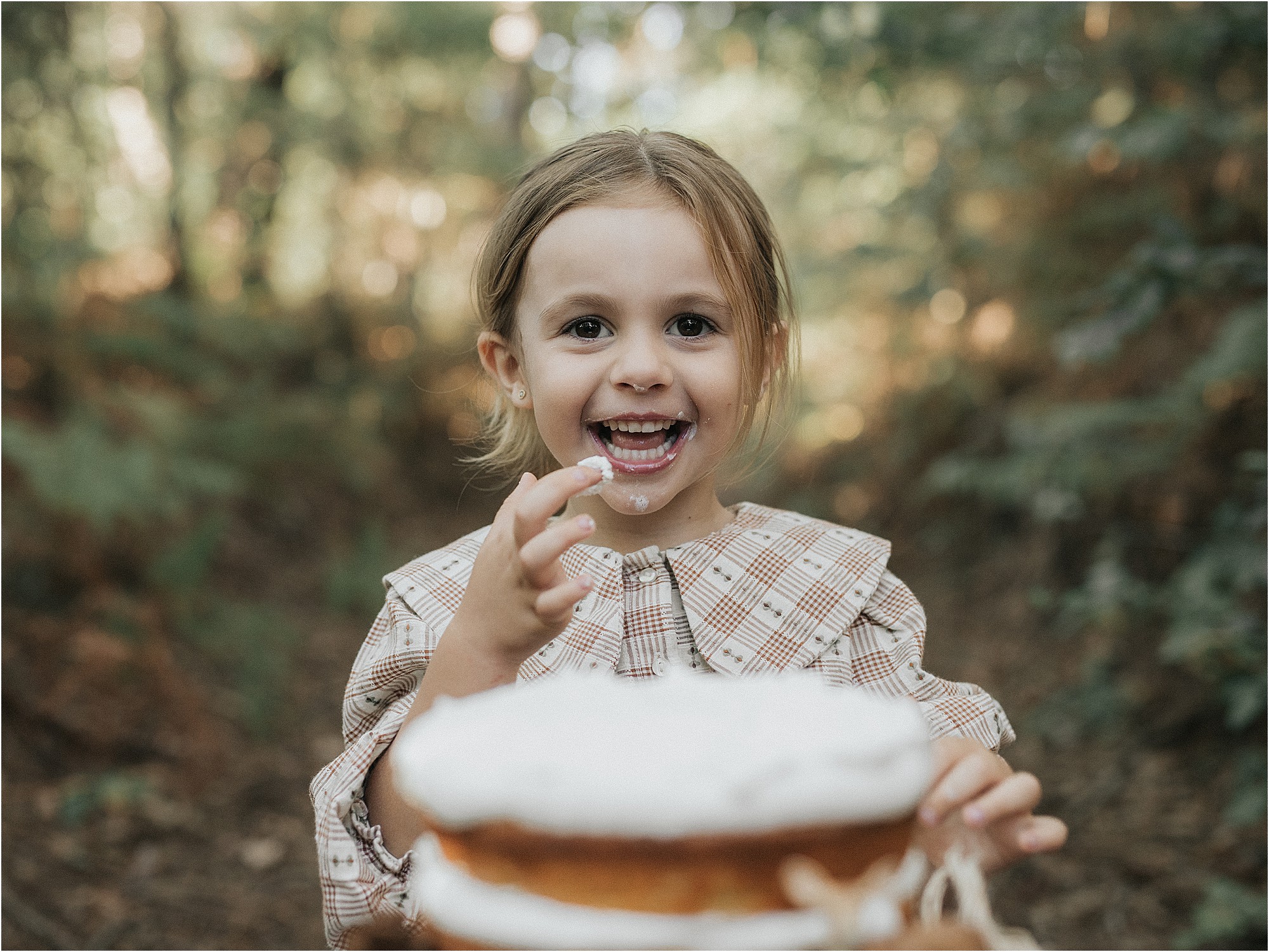 Aria sonriendo mientras prueba su tarta de cumpleaños