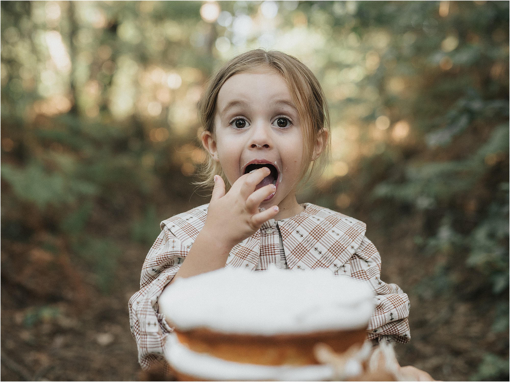 La expresión de Aria al probar la tarta en su sesión de cuatro años