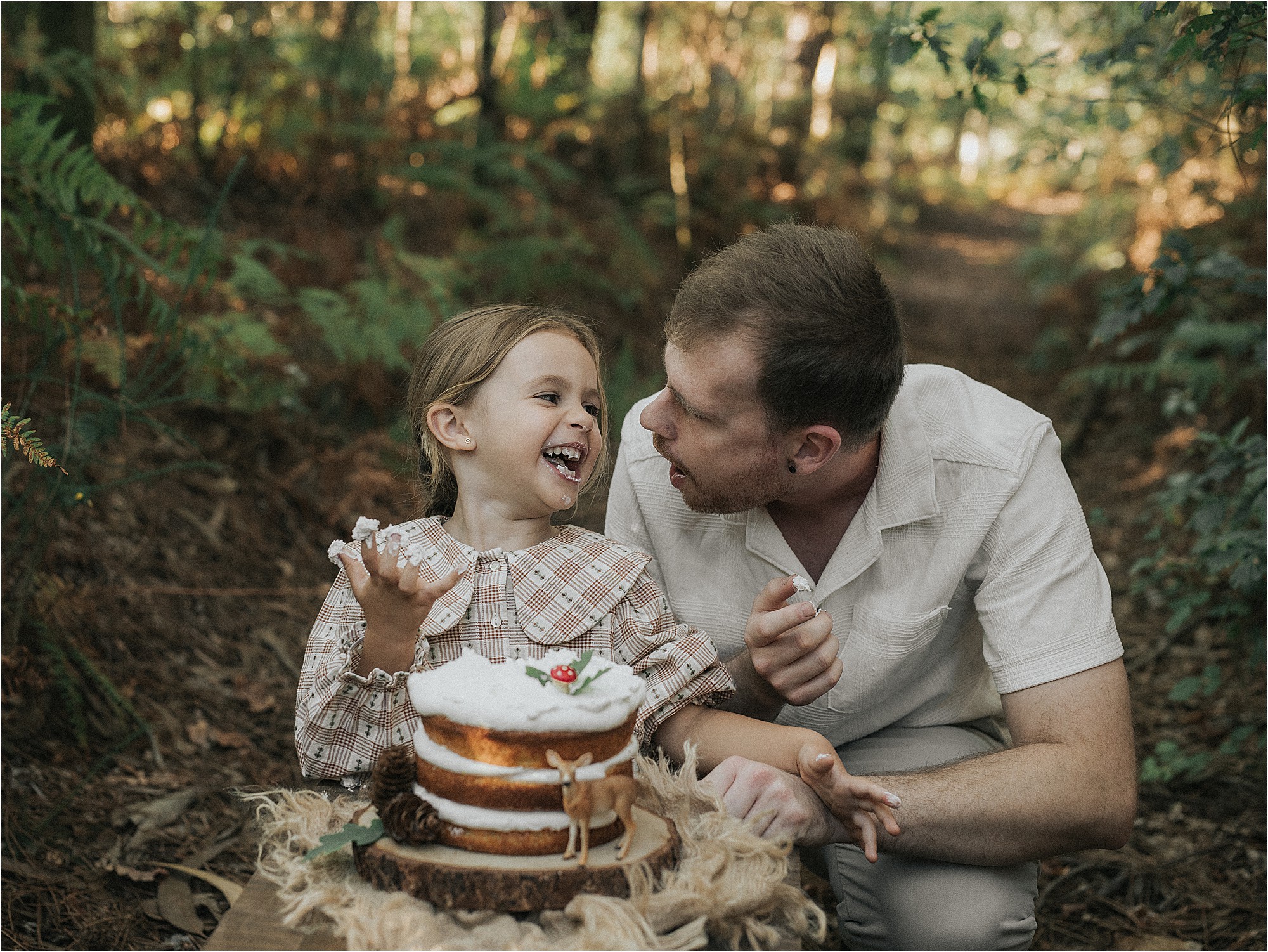 Aria comparte un momento con su padre junto a la tarta
