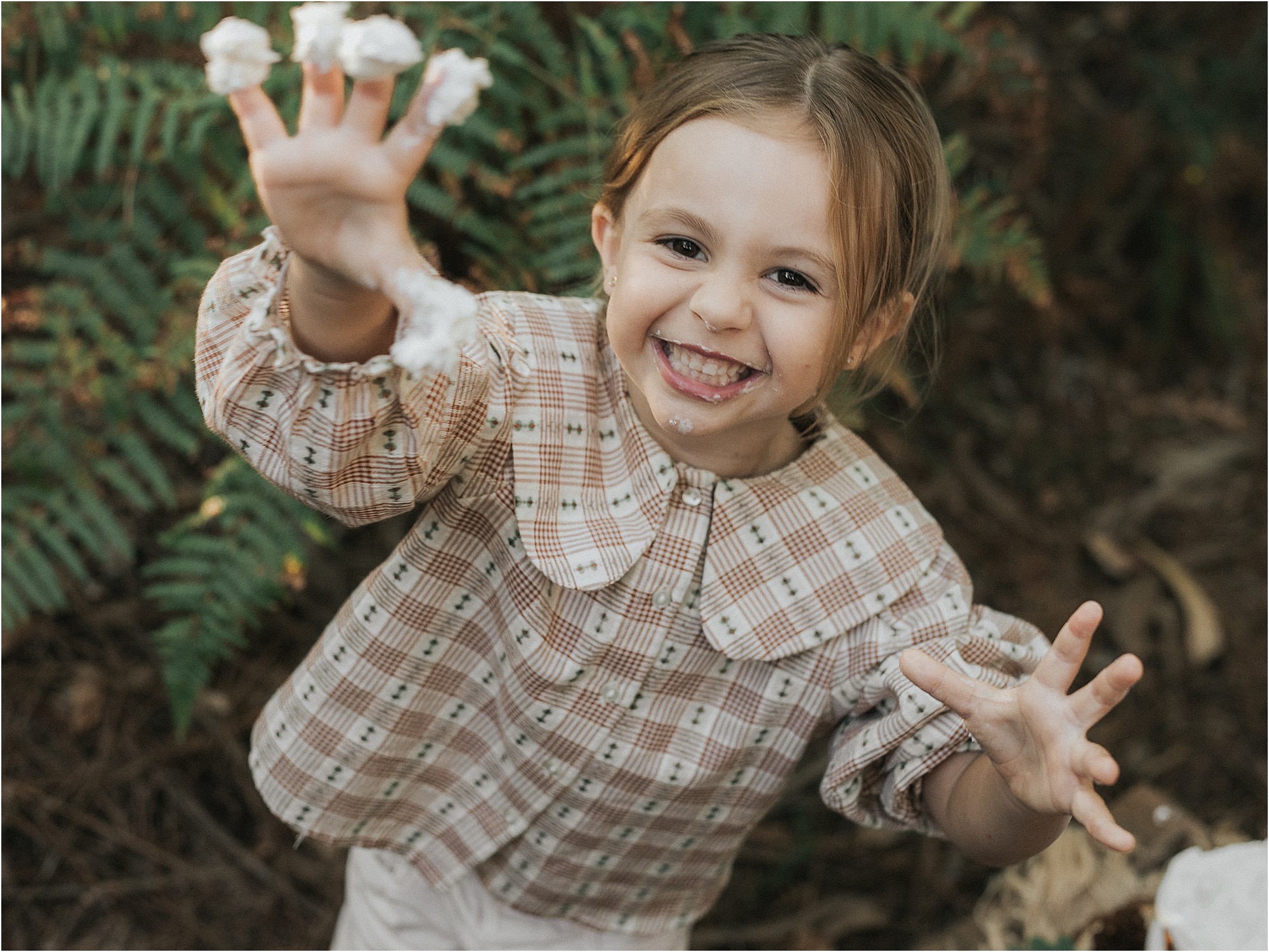 Aria jugando y sonriendo durante su sesión de cumpleaños
