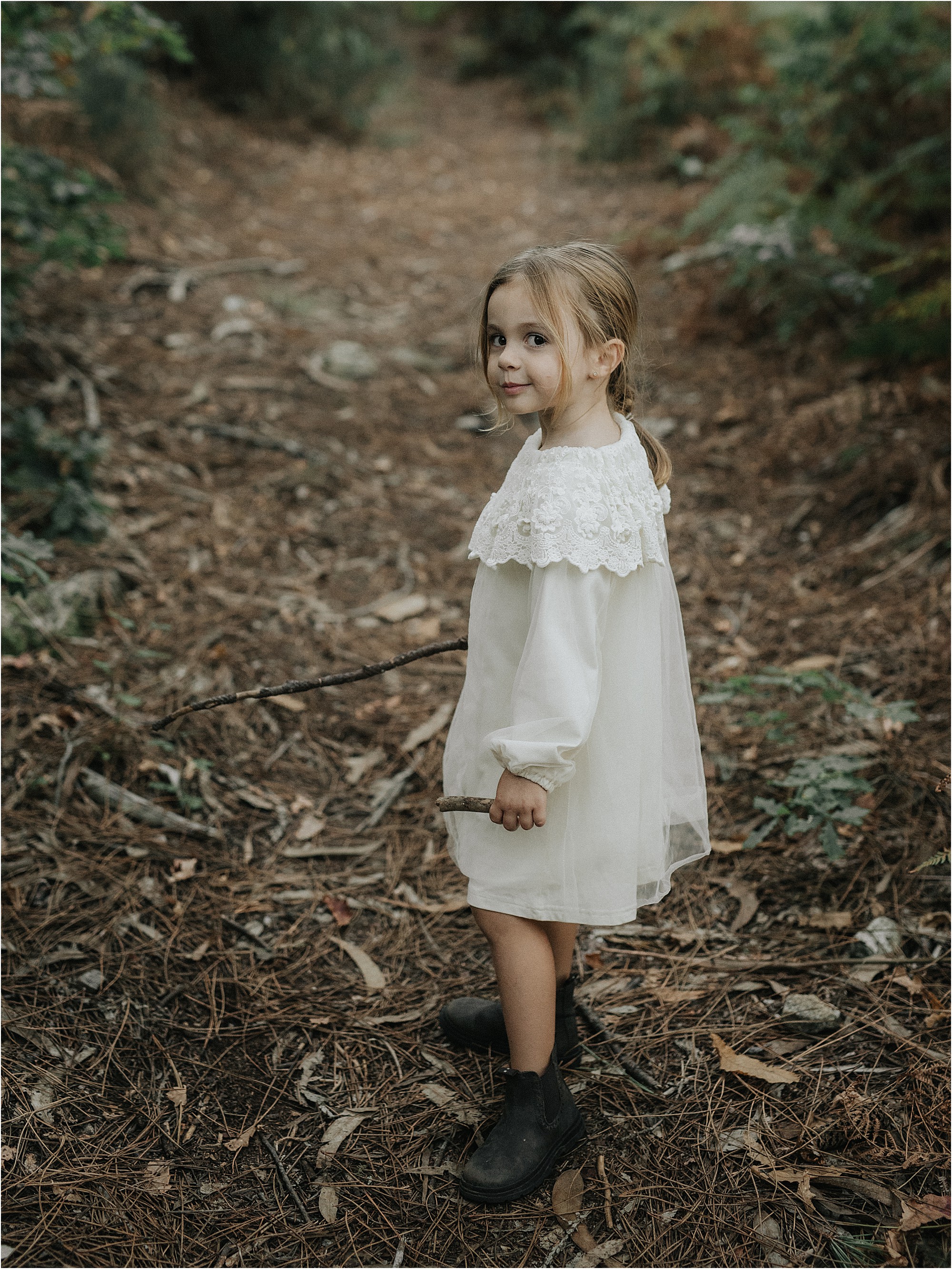 Retrato de Aria con vestido claro en el bosque