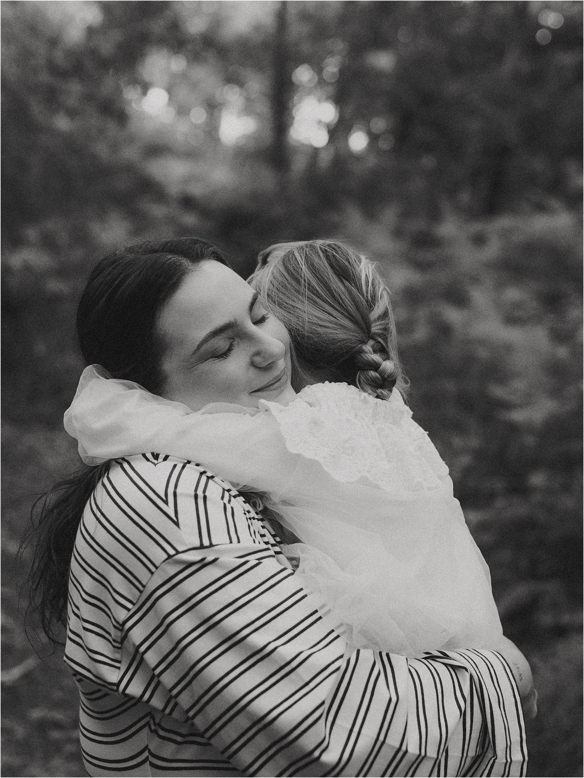 Abrazo entre Aria y su madre en el bosque